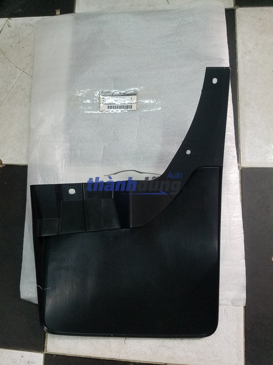 CHẮN BÙN BÁNH SAU NISSAN NAVARA