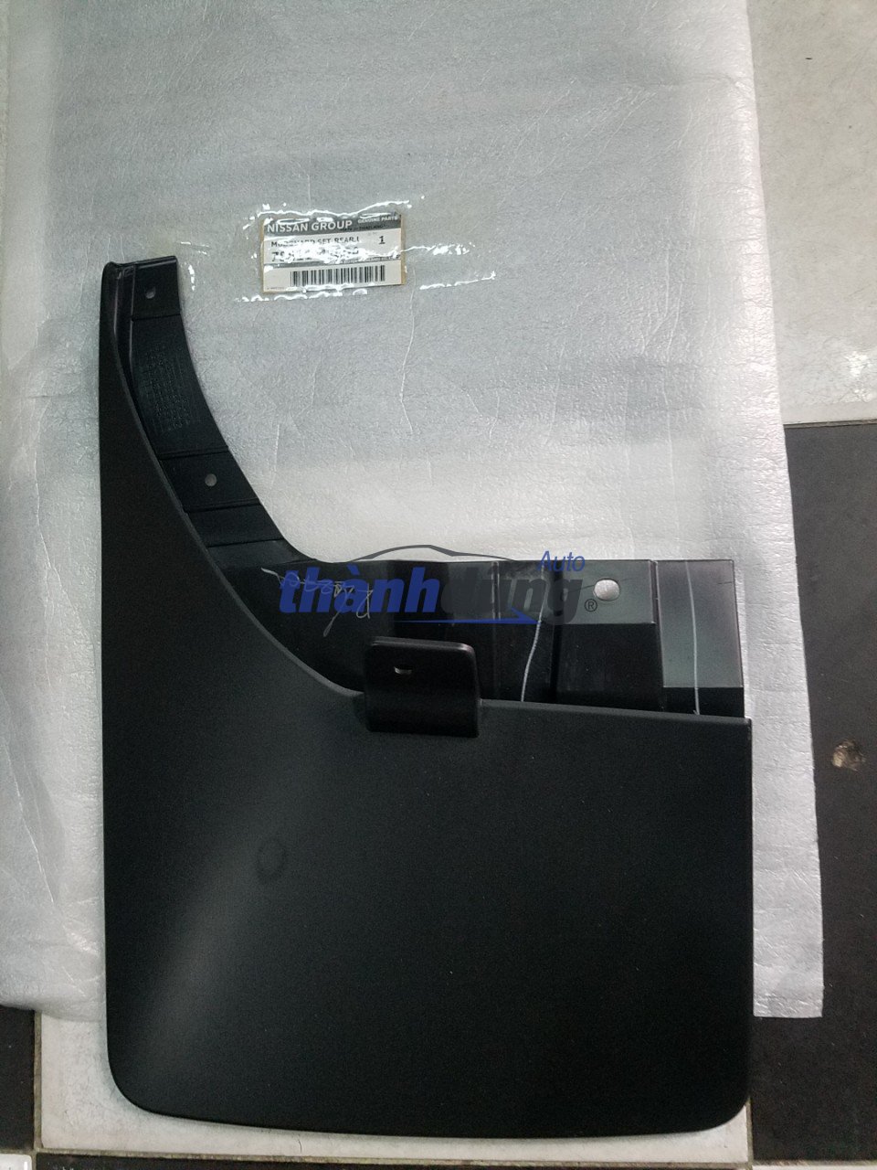 CHẮN BÙN BÁNH SAU NISSAN NAVARA