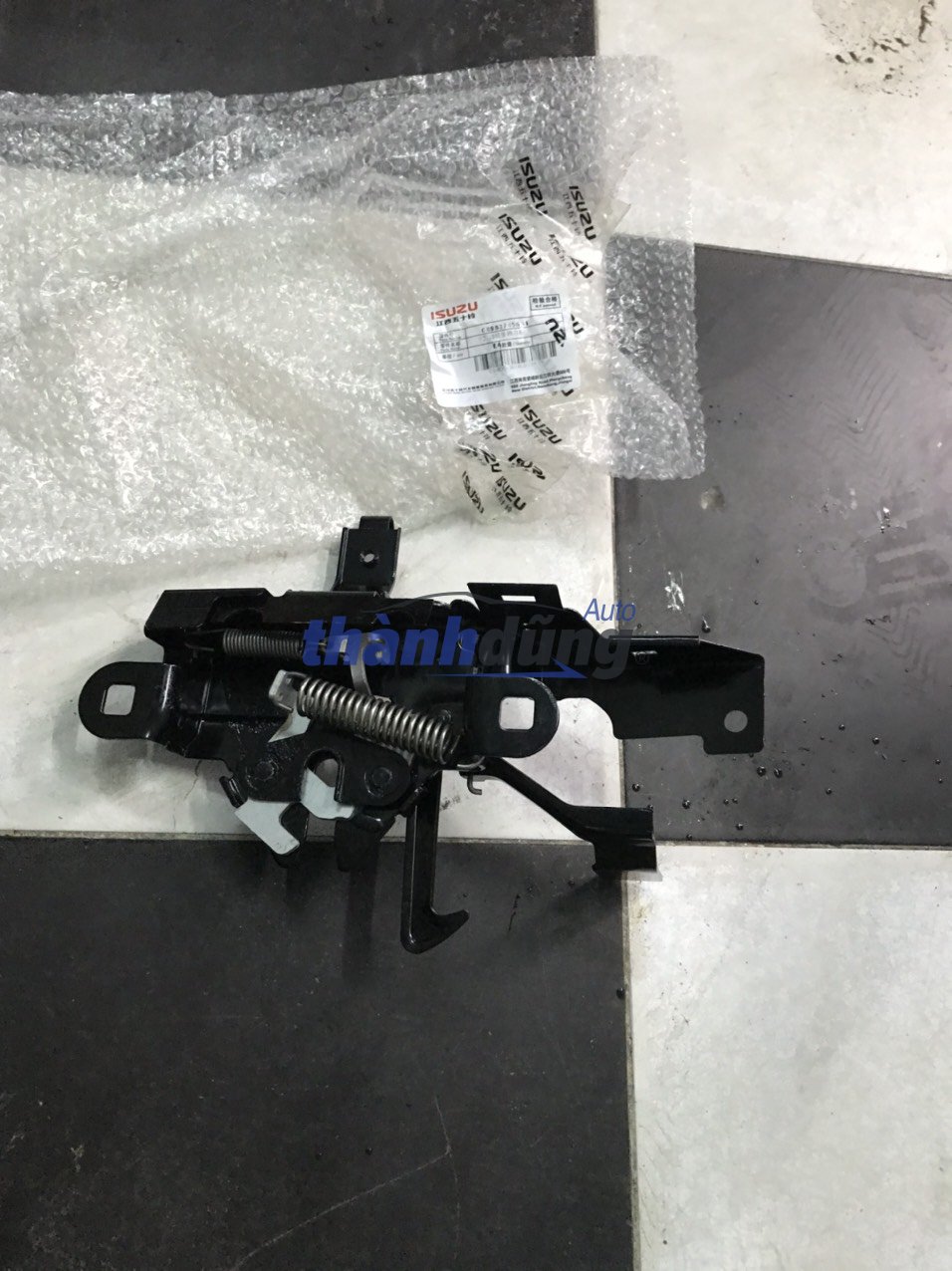 Ổ KHÓA NẮP CAPO ISUZU DMAX