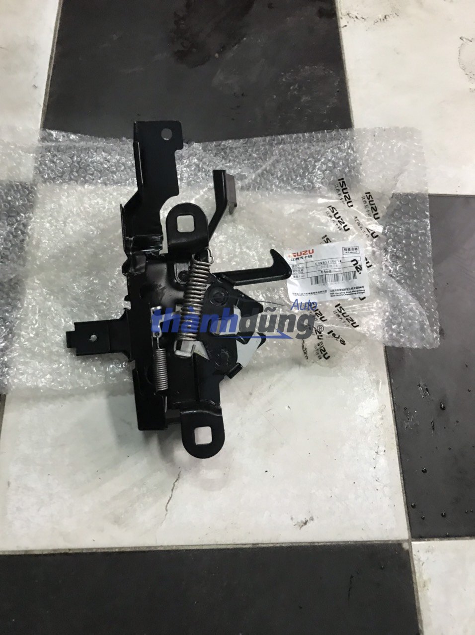 Ổ KHÓA NẮP CAPO ISUZU DMAX
