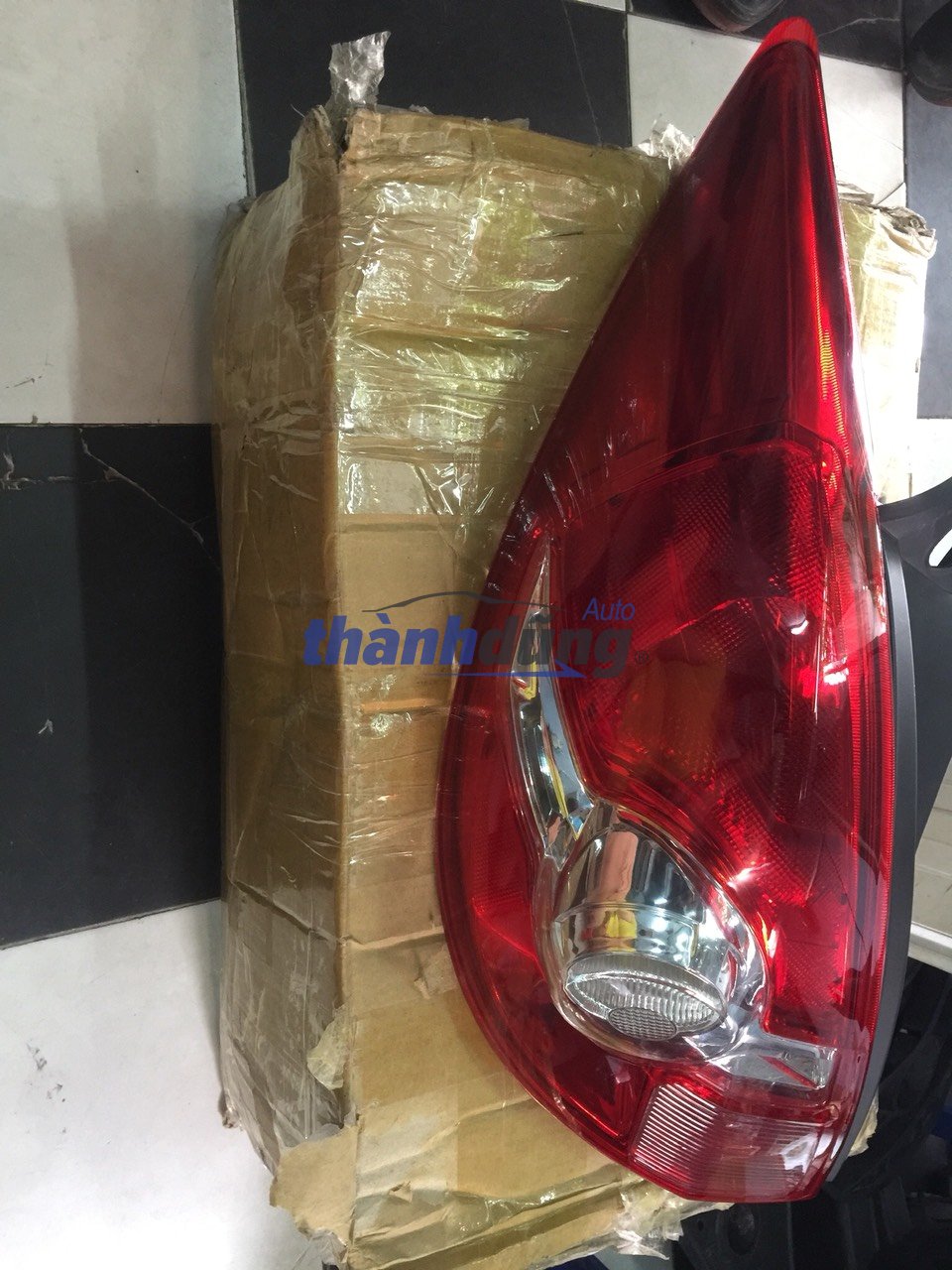 ĐÈN HẬU TRÁI NISSAN TIIDA