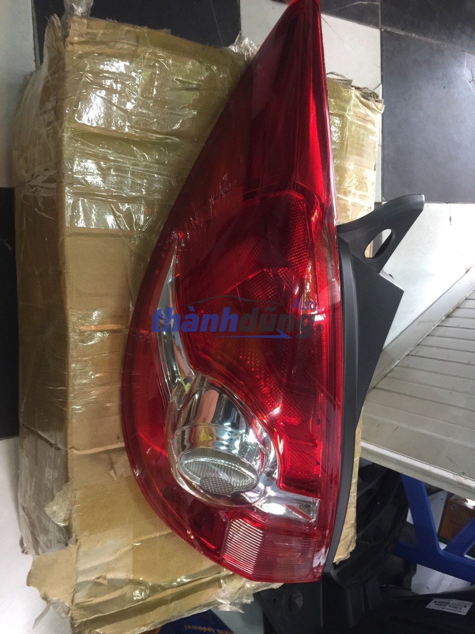 ĐÈN HẬU TRÁI NISSAN TIIDA