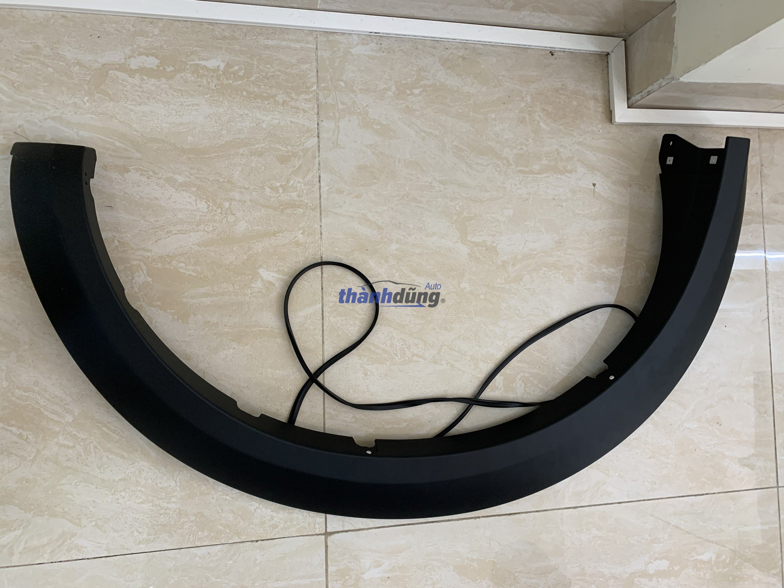 ỐP PHỒNG TAI XE TRÁI MITSUBISHI TRITON