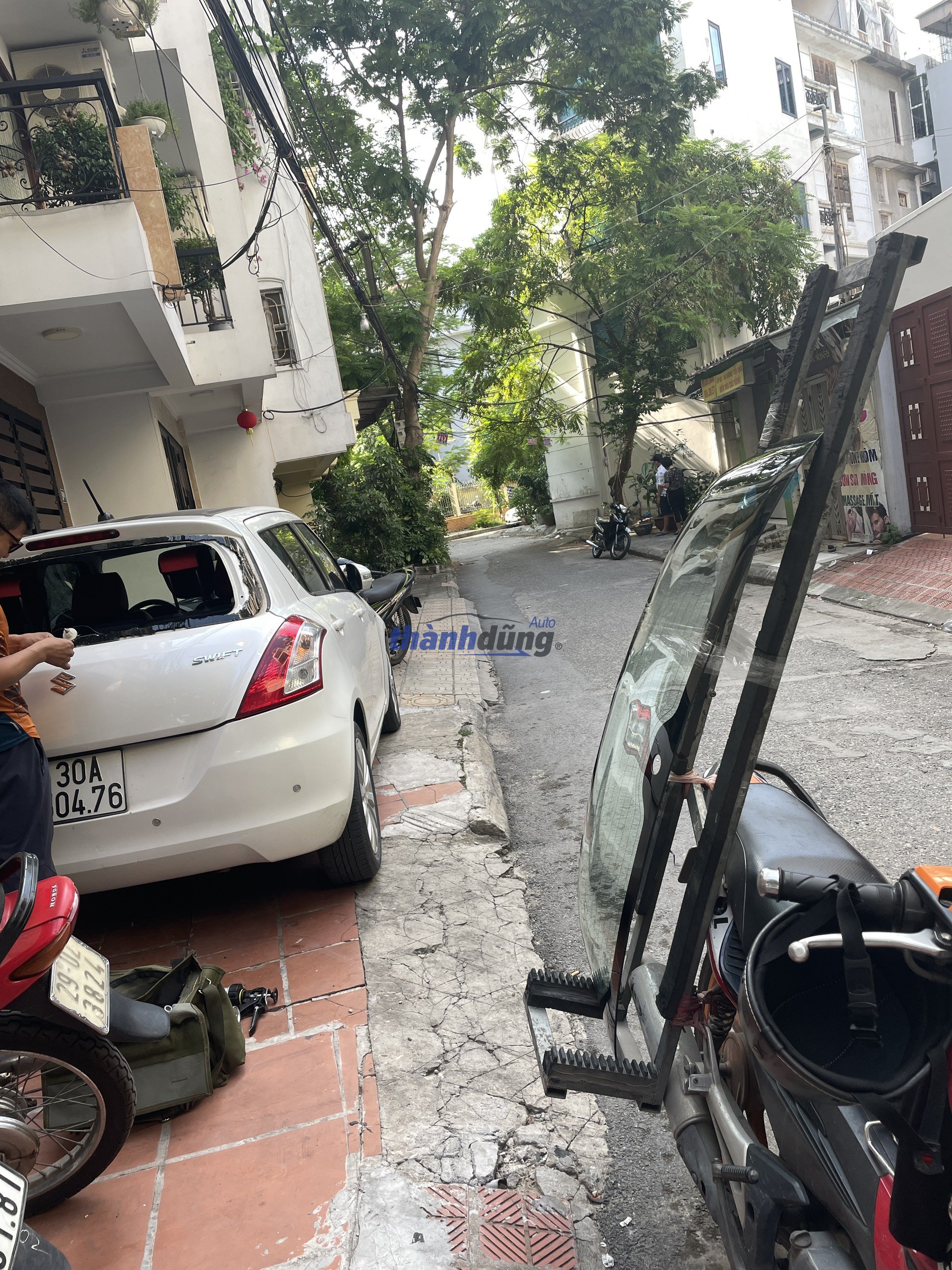 KÍNH CHẮN GIÓ SUZUKI SWIFT