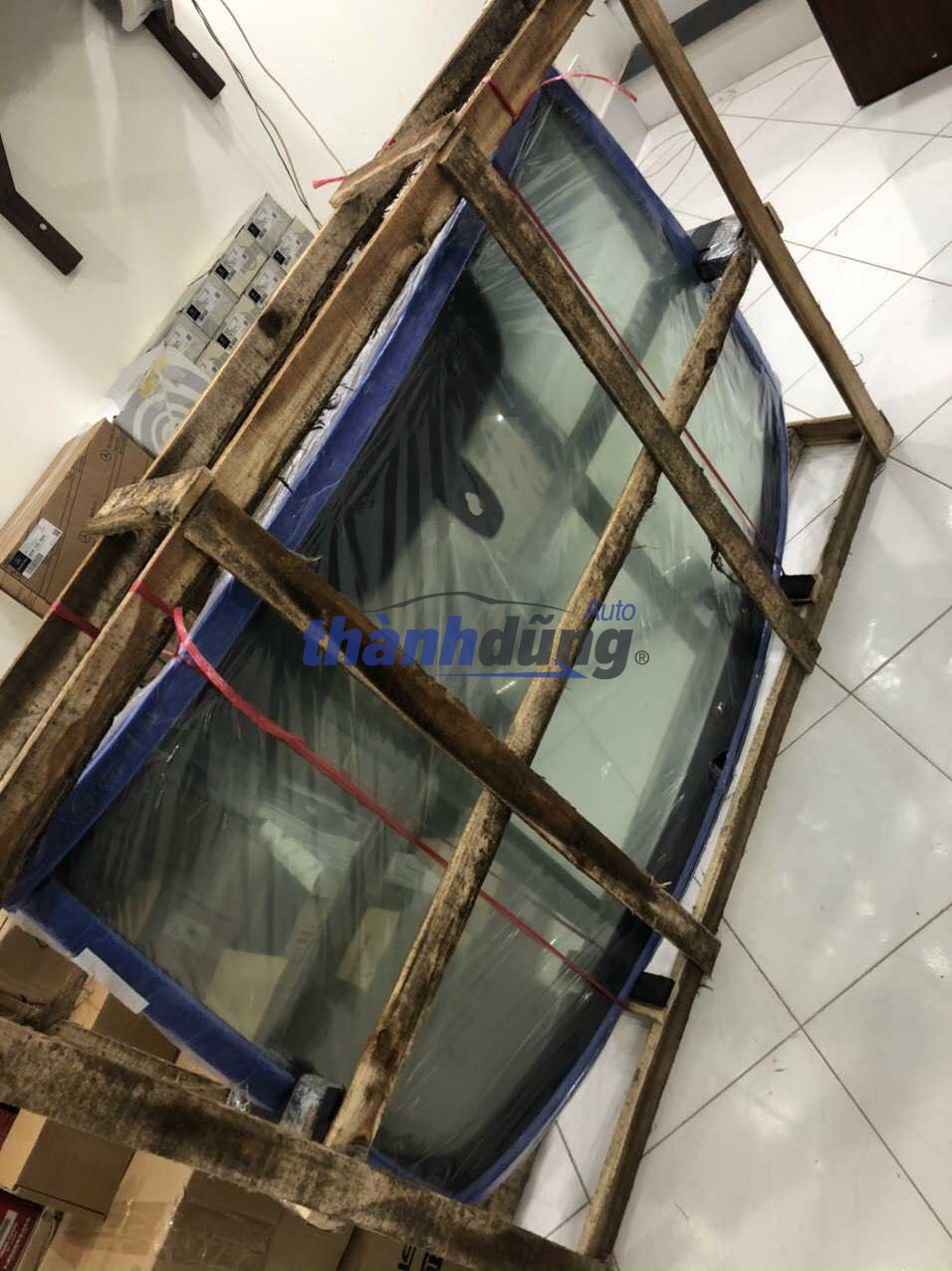 KÍNH CHẮN GIÓ PORSCHE CAYENNE